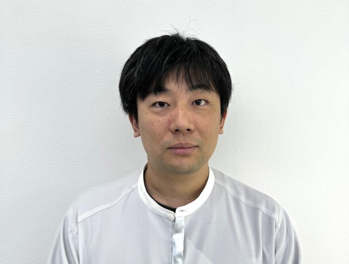 ※商品企画の発案や開発に関わる職員の監督・指導などを務める開発企画室・係長の進藤智弘さん。