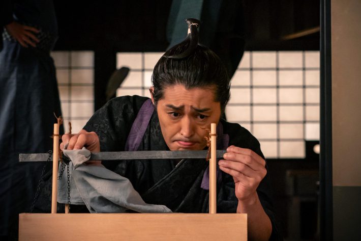 エレキテルを調整する平賀源内（C）大河ドラマ「べらぼう～蔦重栄華乃夢噺～」NHK総合