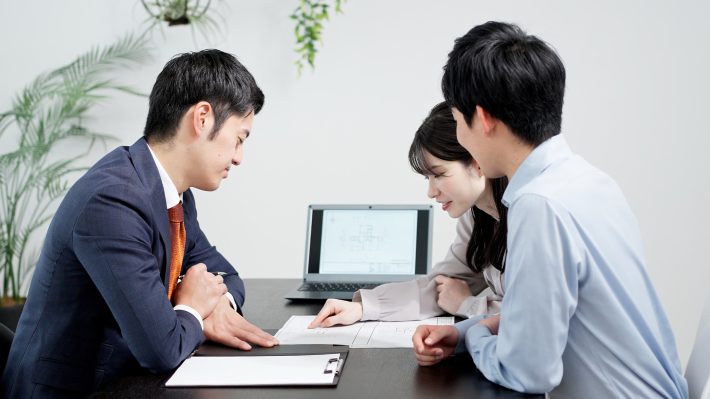 営業の説明を受ける夫婦