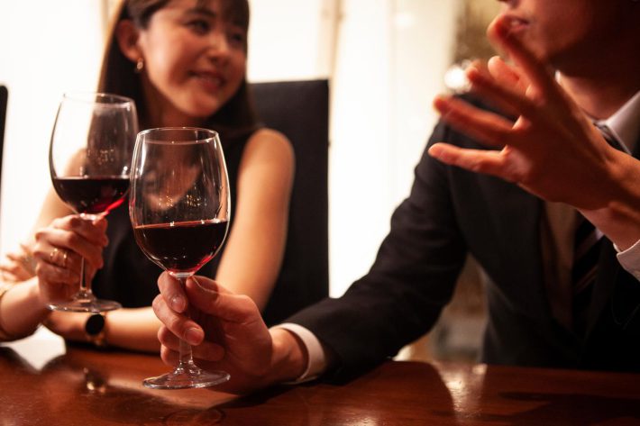 バーで楽しそうにデートするカップル