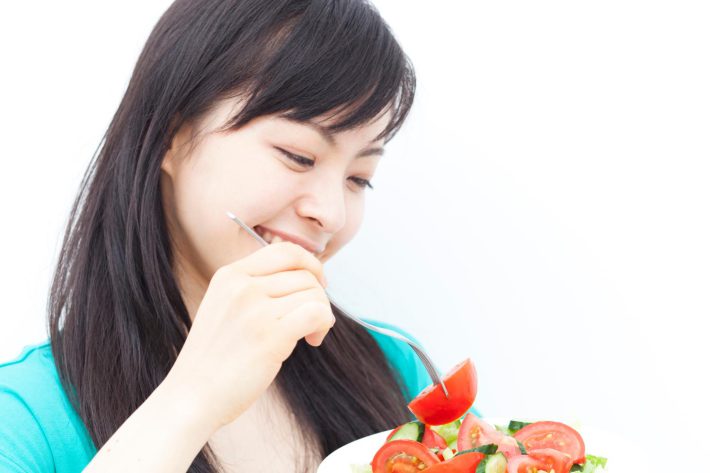 トマトを食べる女性