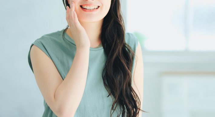 ノースリーブの女性