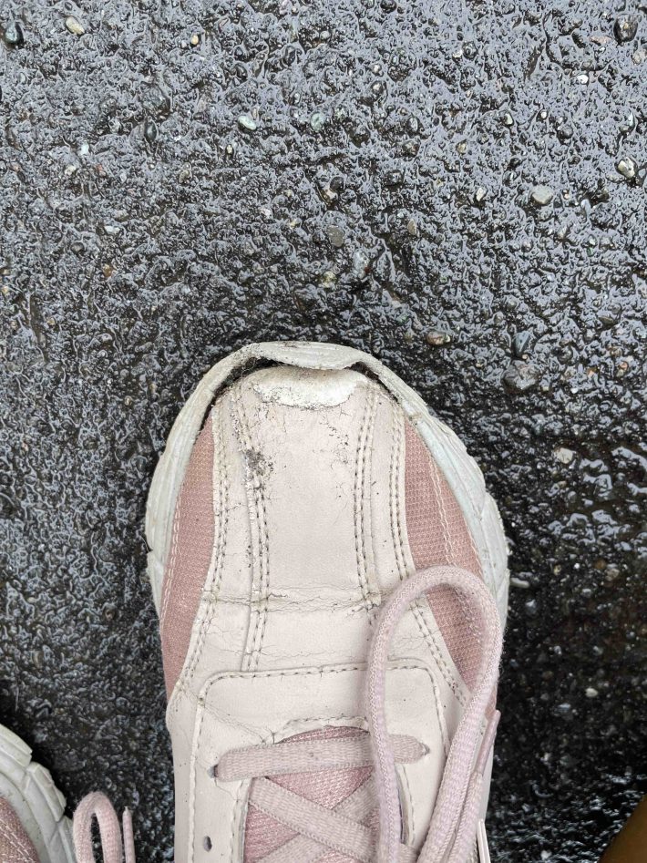 つま先部分がベロンとめくれている