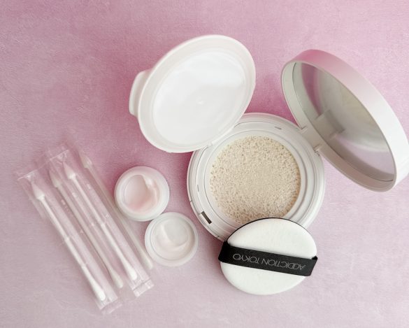 持ち運び用に小分けした乳液＋綿棒 と〈アディクション〉スキンケアUV タッチアップ クッション SPF45・PA+++