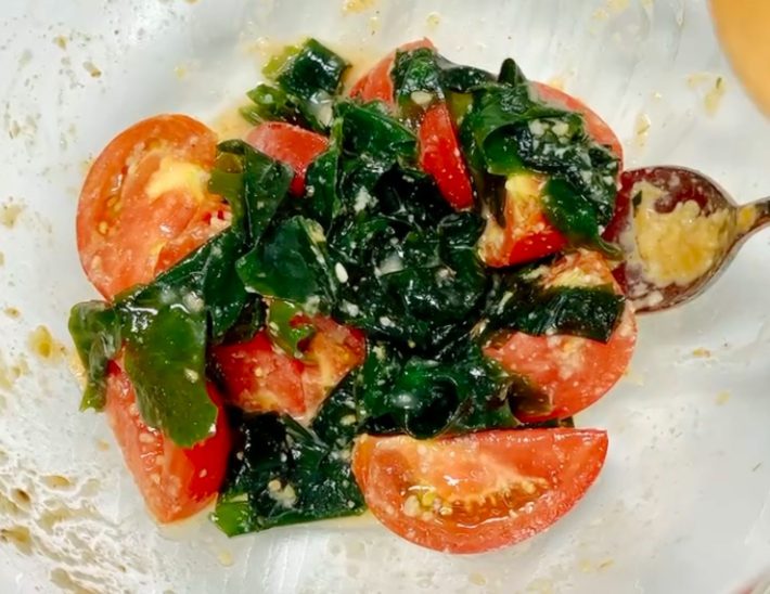 作り方②・やみつき腸活トマわかサラダ