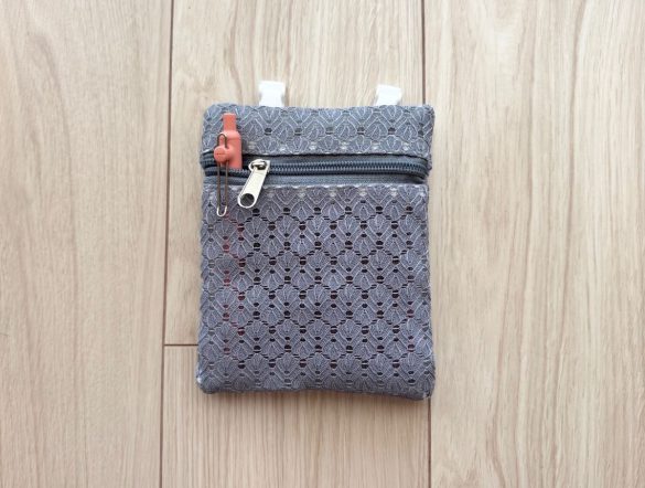 縦型タイプはペンなど長さのあるものを立てて入れられる