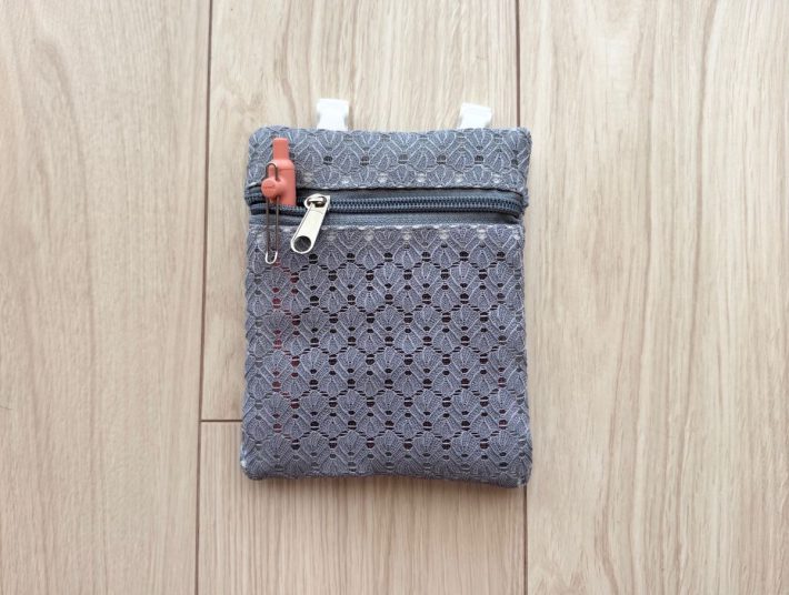 縦型タイプはペンなど長さのあるものを立てて入れられる