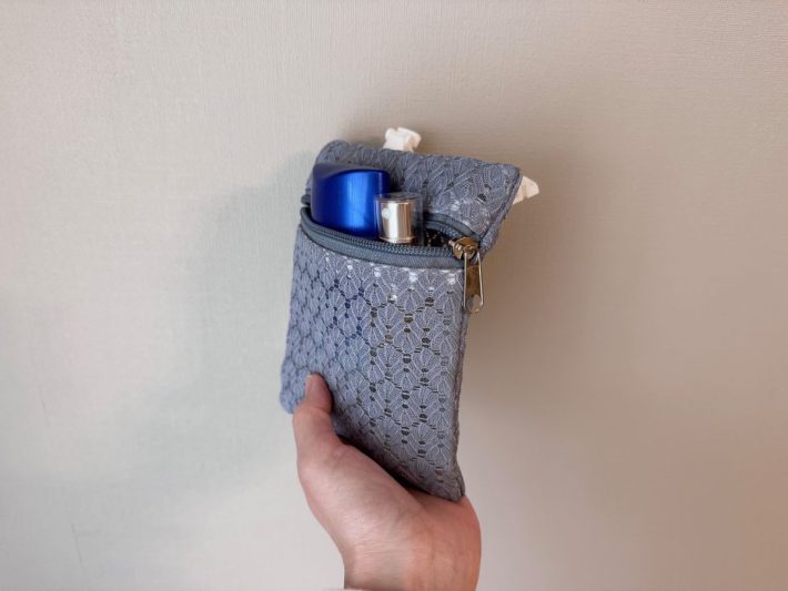 日焼け止めやミストを立てて収納することも可能