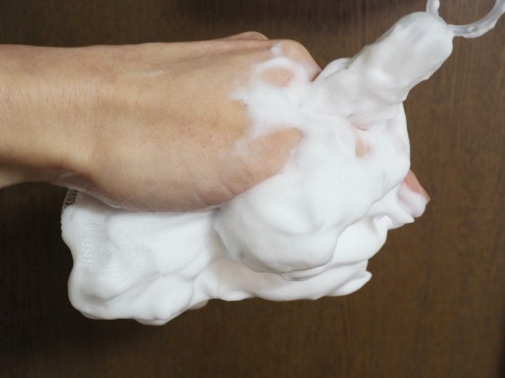 　洗顔料をつけて泡立てたら、たった数10秒でモッコモコ。逆さにしても垂れてきません。