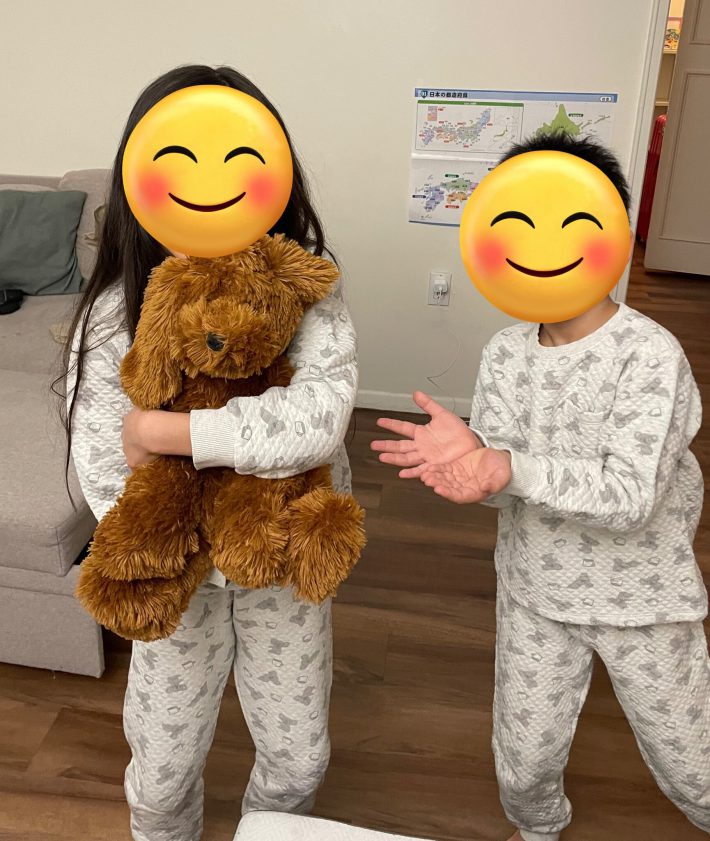 ぬいぐるみを抱いて満面の笑みの娘さん（左）と息子さん（右）