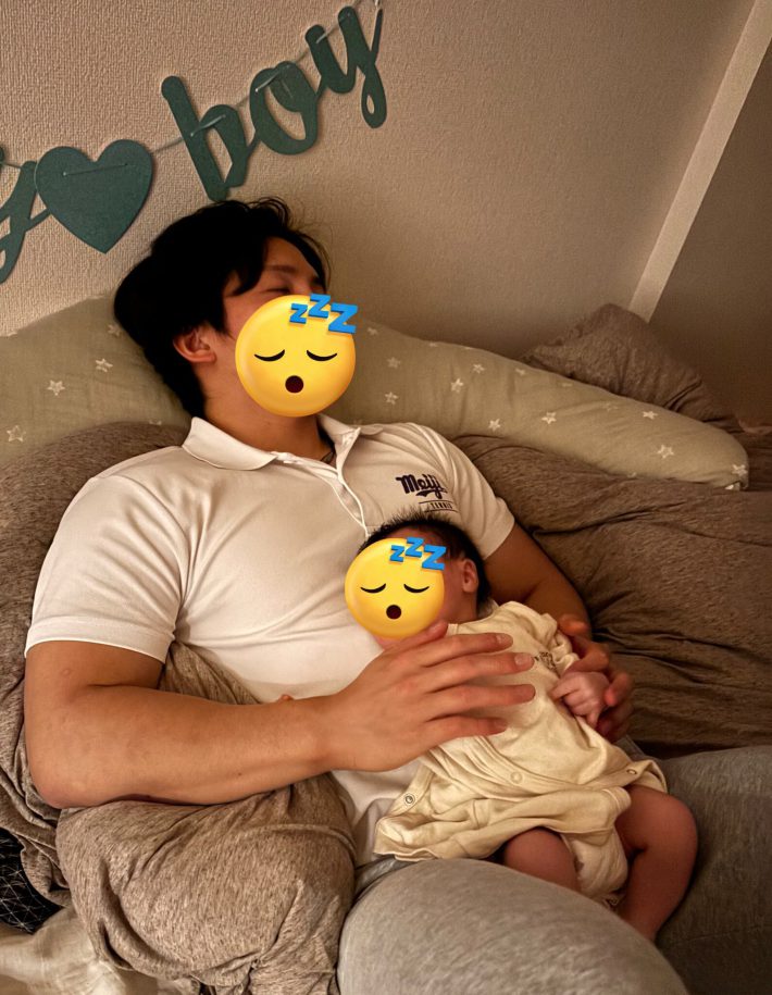 れんたろうさんの“窮屈な大胸筋”をベッドにして眠るギャオス君