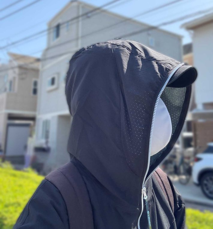 キャップとマスクをつけてフードを被れば、日焼け対策に