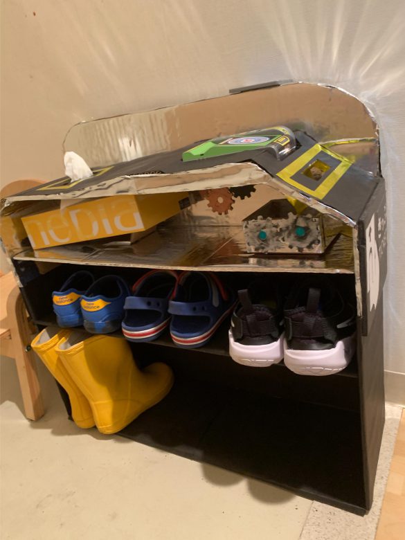 ダンボール製の改札機