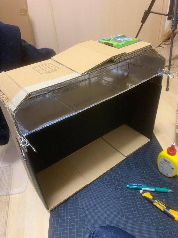 ダンボール製の改札機