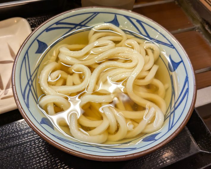 まずはシンプルな430円のかけうどん（並・冷）を注文