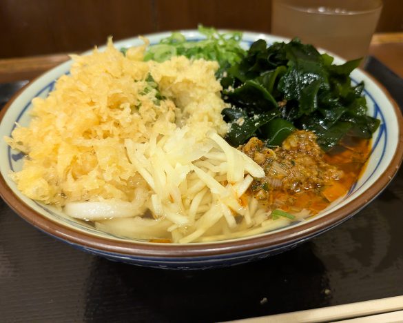 天かす、青ねぎ、わかめ、しび辛ラー油、おろししょうが、針しょうがをトッピング