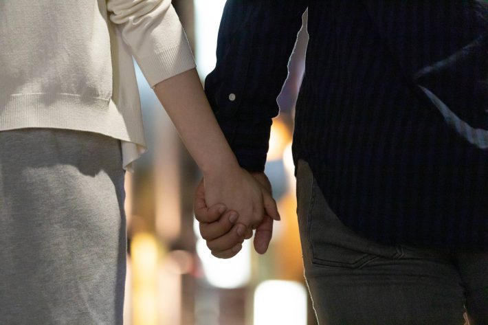 ネオ不倫　夜の街　男女