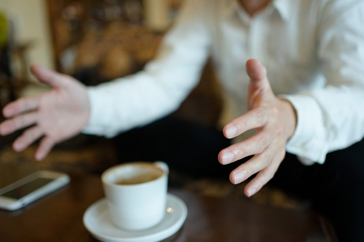 飲食店で説得する男性