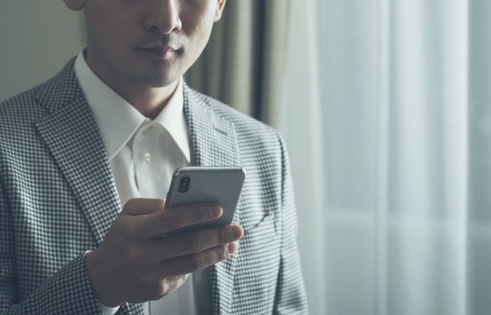 男性　スマホ　