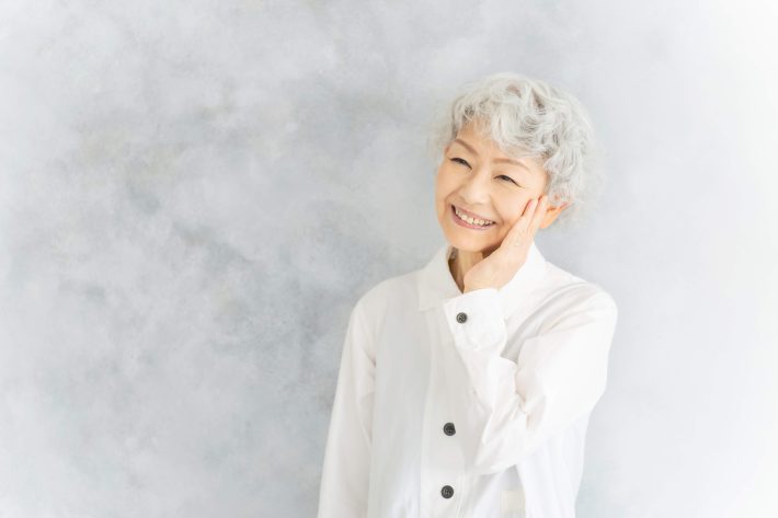 シニア女性の美容イメージ　スキンケア