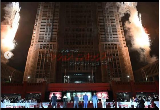 都庁の巨大な壁面に投影された映画のプロジェクションマッピング