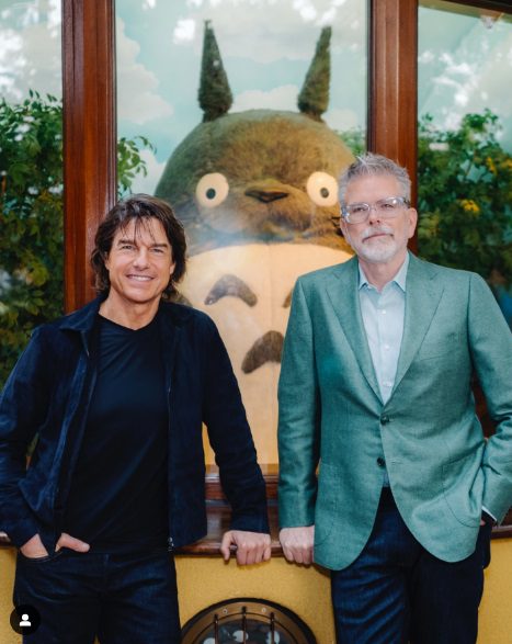 三鷹の森ジブリ美術館でトトロと記念撮影するトム・クルーズ＆クリストファー・マッカリー監督