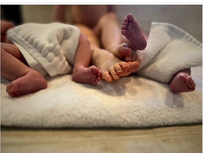 インスタグラムに投稿された双子の赤ちゃんの足