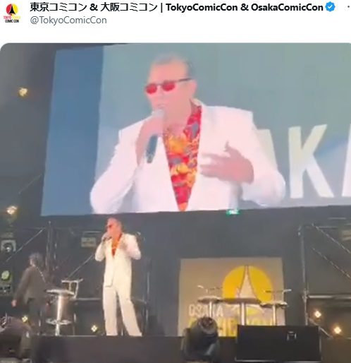 「うどんの歌」を披露するニコラス・ケイジ