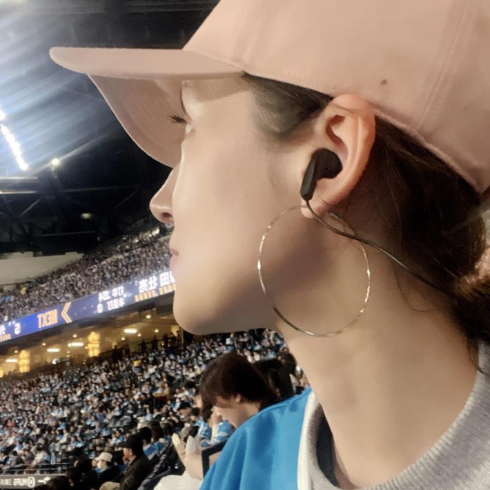 野球観戦をするアンヌ遥香