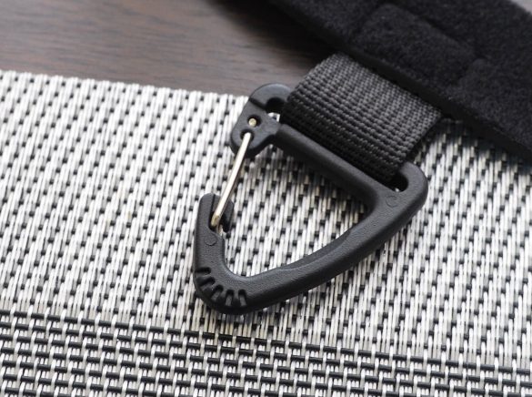 「リュックにプラス ベルトカラビナ」