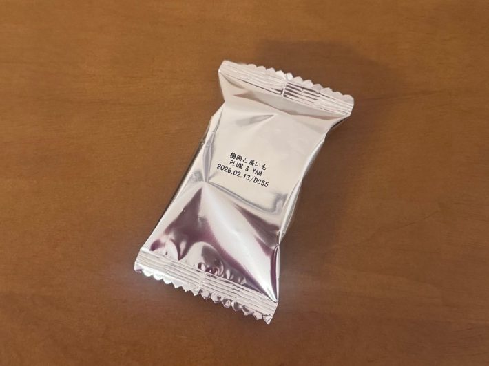 1食ごとに商品名と賞味期限が記されている