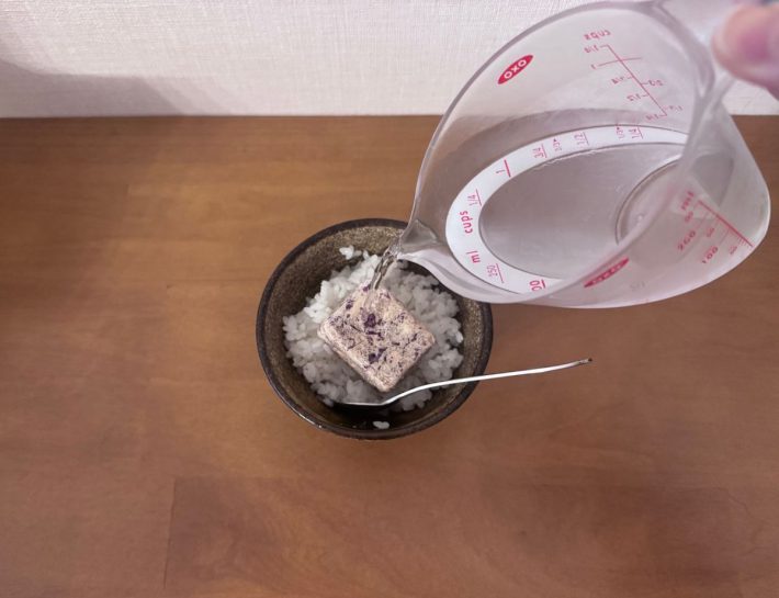 温かいご飯の上にお茶漬けの素を乗せて冷たい水を注ぐ