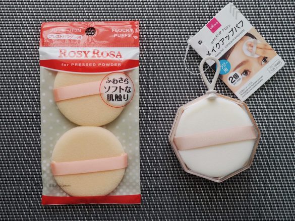 パウダー用パフを使い比べ！ 『ROSY ROSA（264円）』と『ダイソー（110円）』