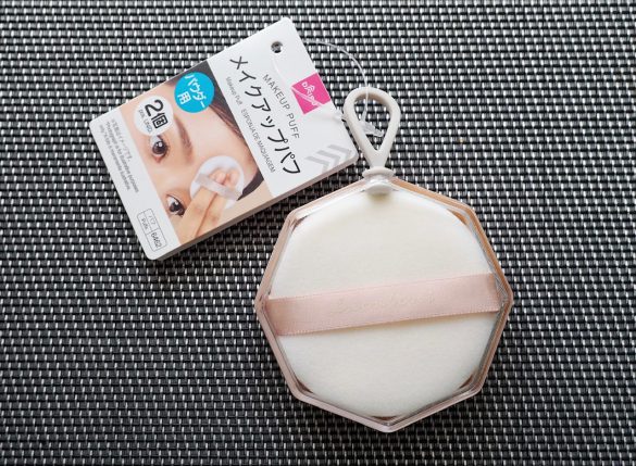 『ダイソー』「メイクアップパフ」：2個入り110円