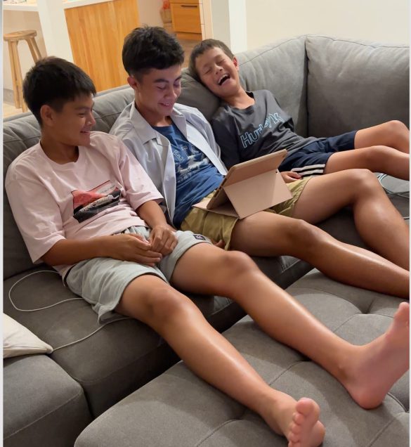 日本の自宅での兄弟の様子。カイくん中3、コビくん中1、ライアン小2の頃