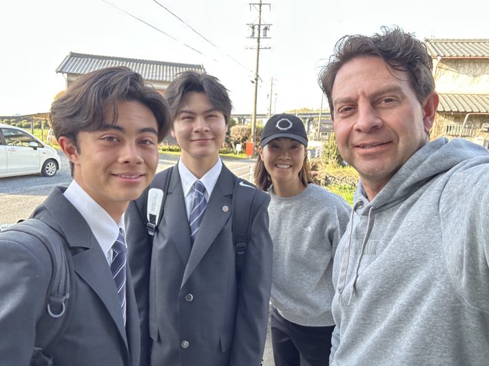 左から、長男カイくん、次男コビくん、悠子さん、夫のビルさん