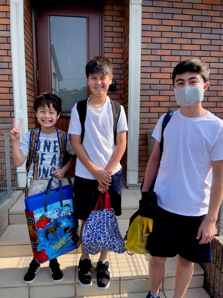 日本の自宅前にて。カイくん中3、コビくん中1、ライアンくん小2の頃