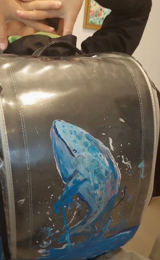 クジラの絵が描かれたランドセル
