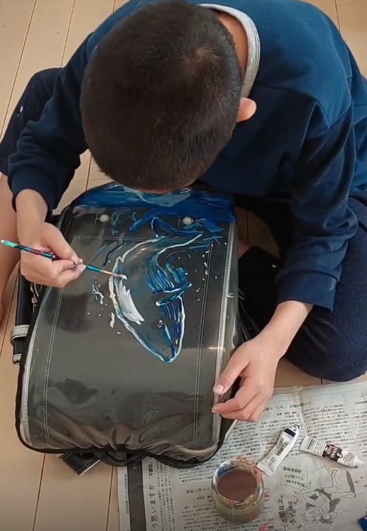 ランドセルにクジラを描いている息子さん