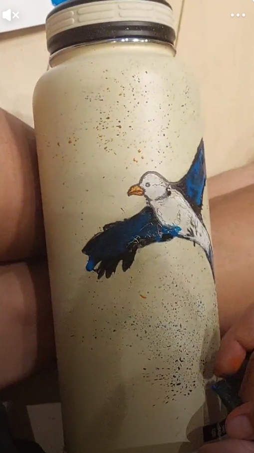 水筒に鳥の絵