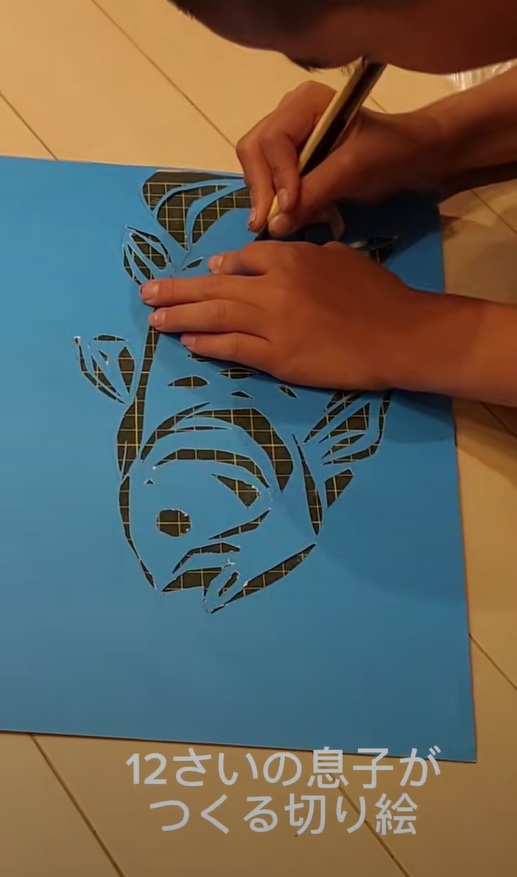 切り絵でシーラカンスを描く息子さん
