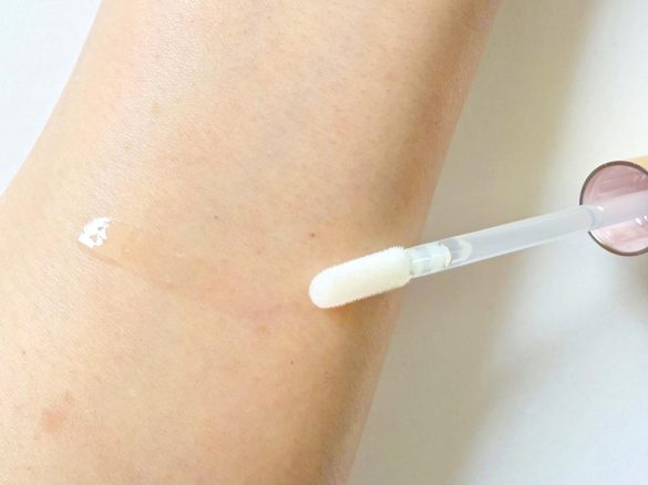 手元にぬると透明なグロスのよう