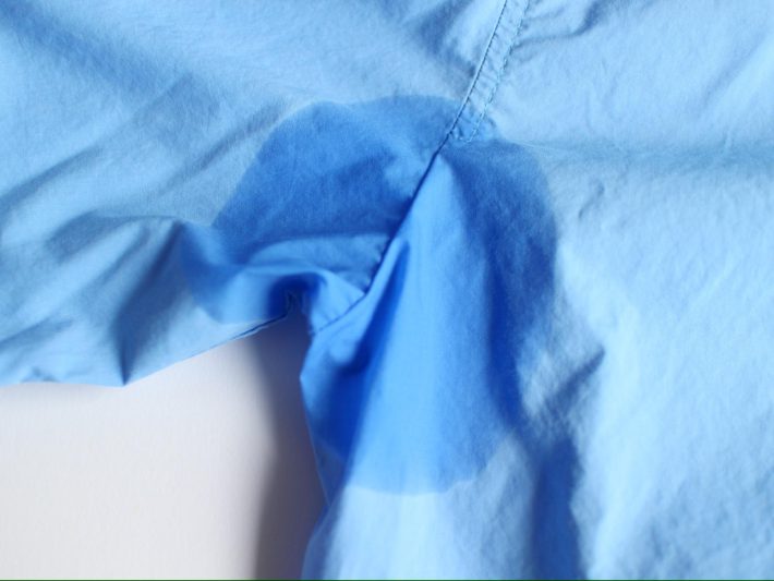 汗染みが目立たないトップスの選び方