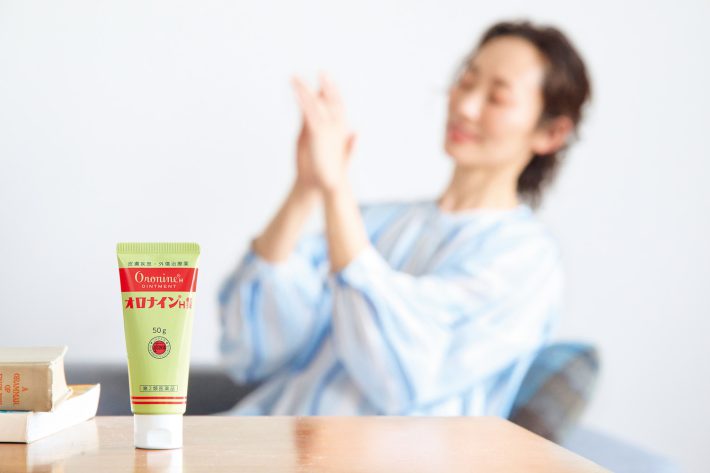 手にオロナインを塗る女性