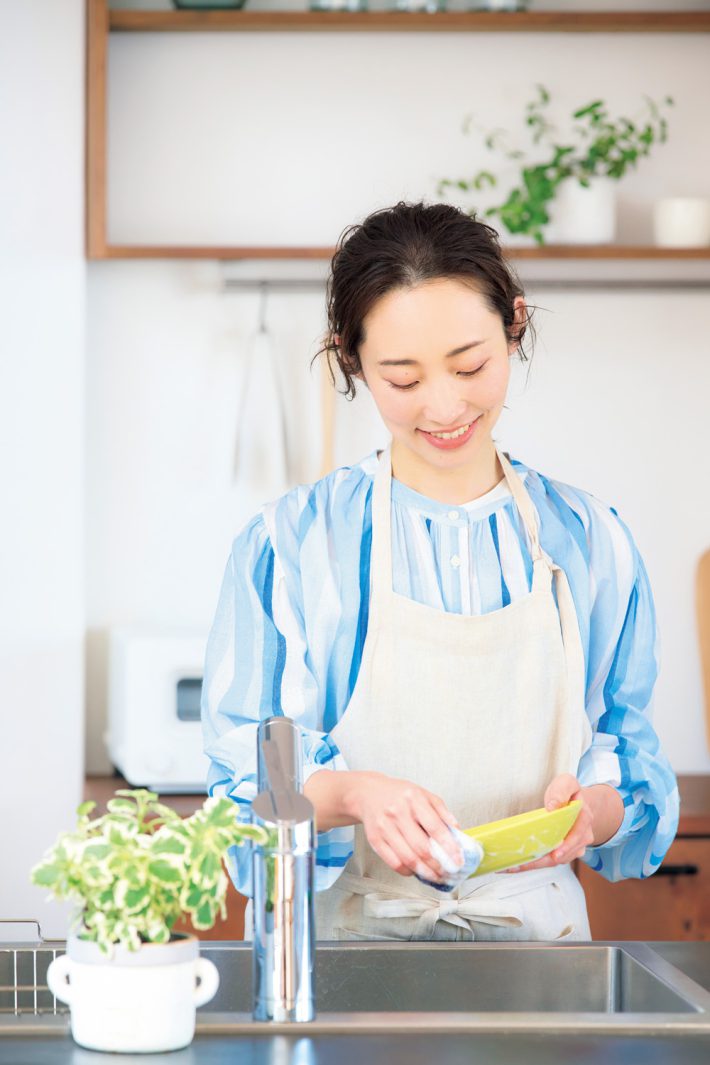 お皿洗いをする女性
