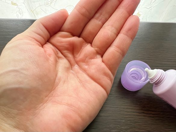 指で塗る液体タイプのケープ「ニュアンスキープリキッド」