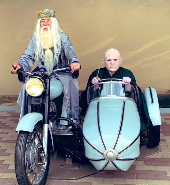 ヴォルデモートとバイクに同乗するダンブルドア校長