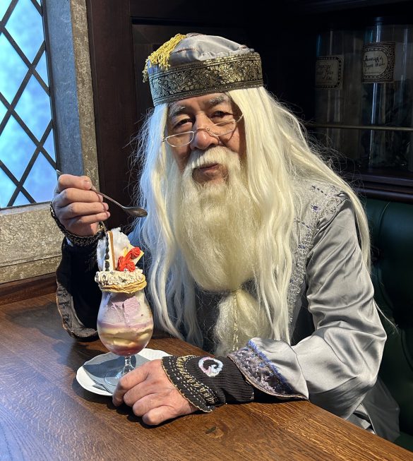 (画像5) パフェを食べるダンブルドア校長