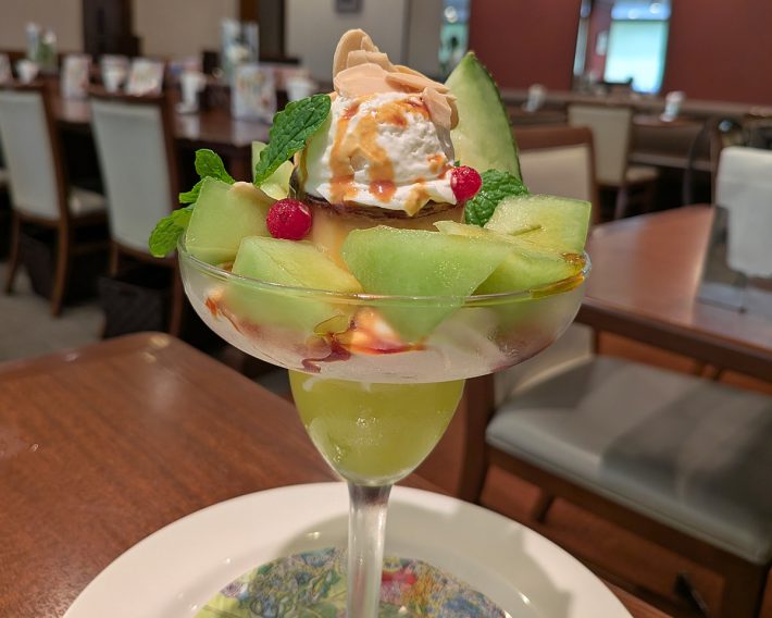 今年新商品として登場した「メロンのプリン・ア・ラ・モードパフェ」（税込1738円）