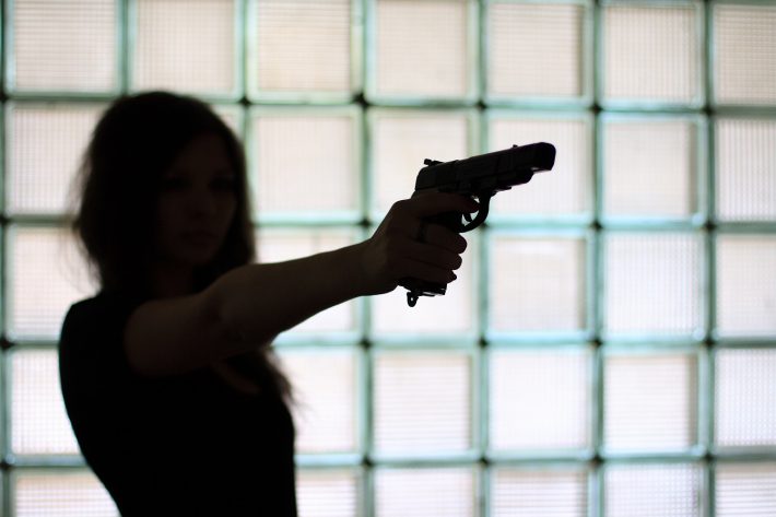 拳銃を持つ女性